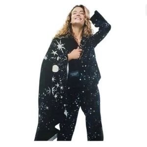 NEW VICTORIA SECRET large Sherpa blanket.